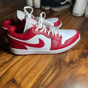 Men’s Jordan 1 low red white size 11